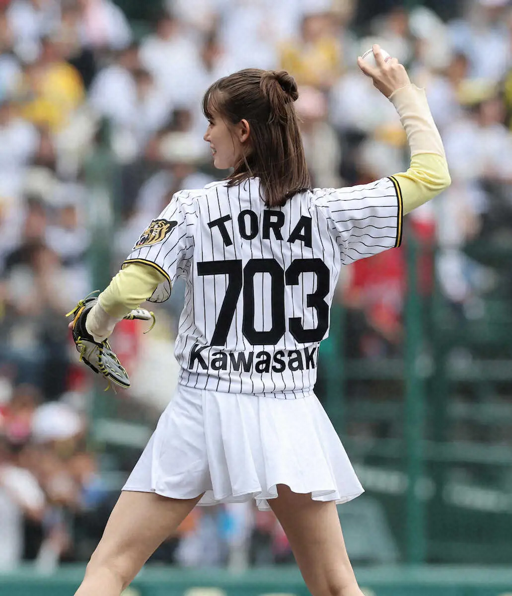 【画像・写真】＜神・広（5）＞始球式を務めるトラウデン直美（撮影・大森　寛明）