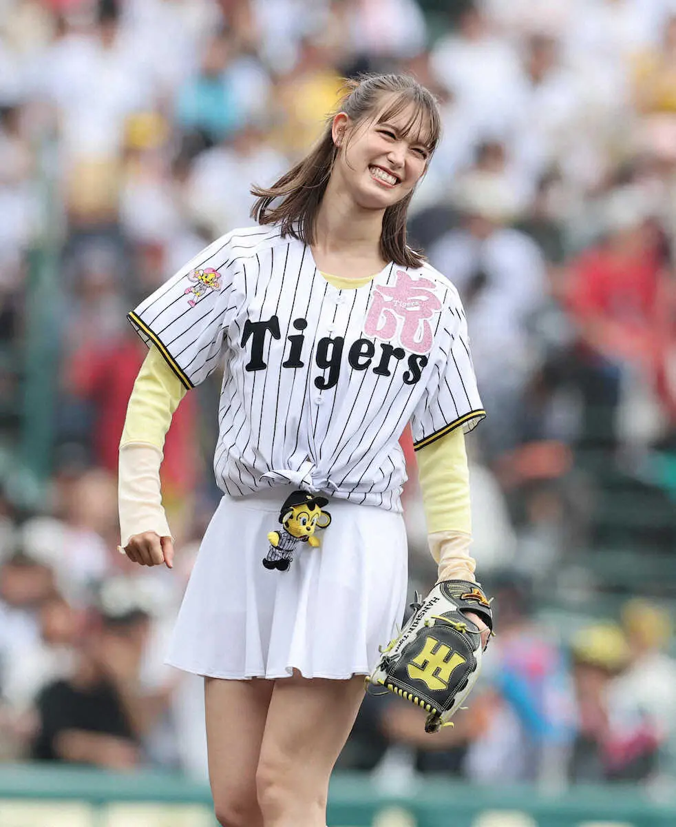 【画像・写真】＜神・広（5）＞始球式を務めるトラウデン直美（撮影・大森　寛明）