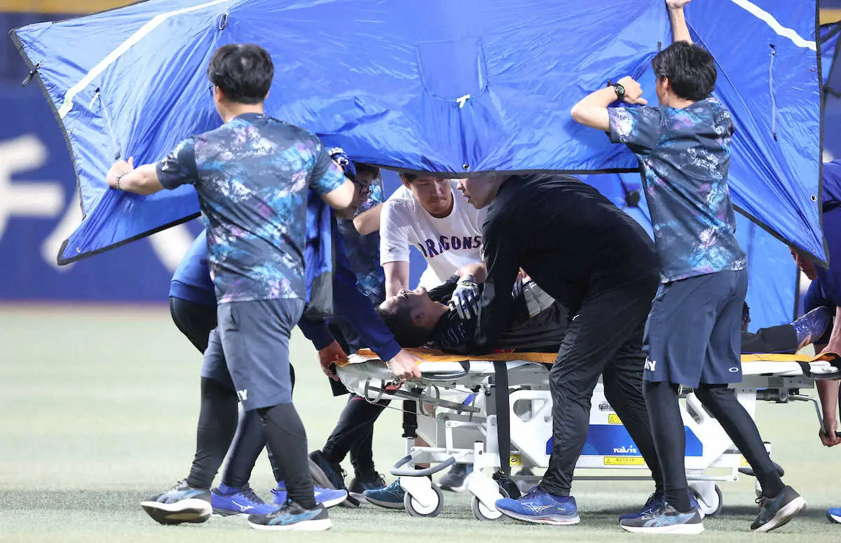 【画像・写真】中日にまた悲劇…川越誠司が負傷交代　8回、二塁へのスライディングで負傷しもん絶　担架で運ばれる