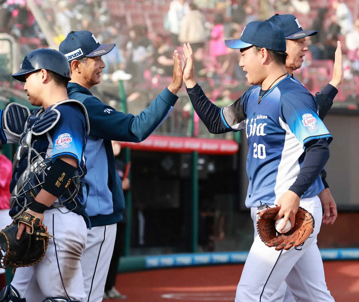 【画像・写真】西武　“幸運のハト効果”で延長戦制す　西口監督「幸運を運んできてくれた」