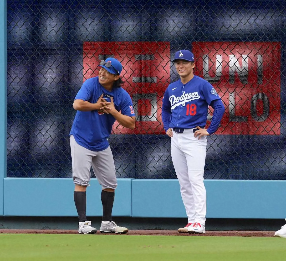 【画像・写真】＜ドジャース・カブス＞談笑する今永（左）と山本（撮影・沢田　明徳）　　　　