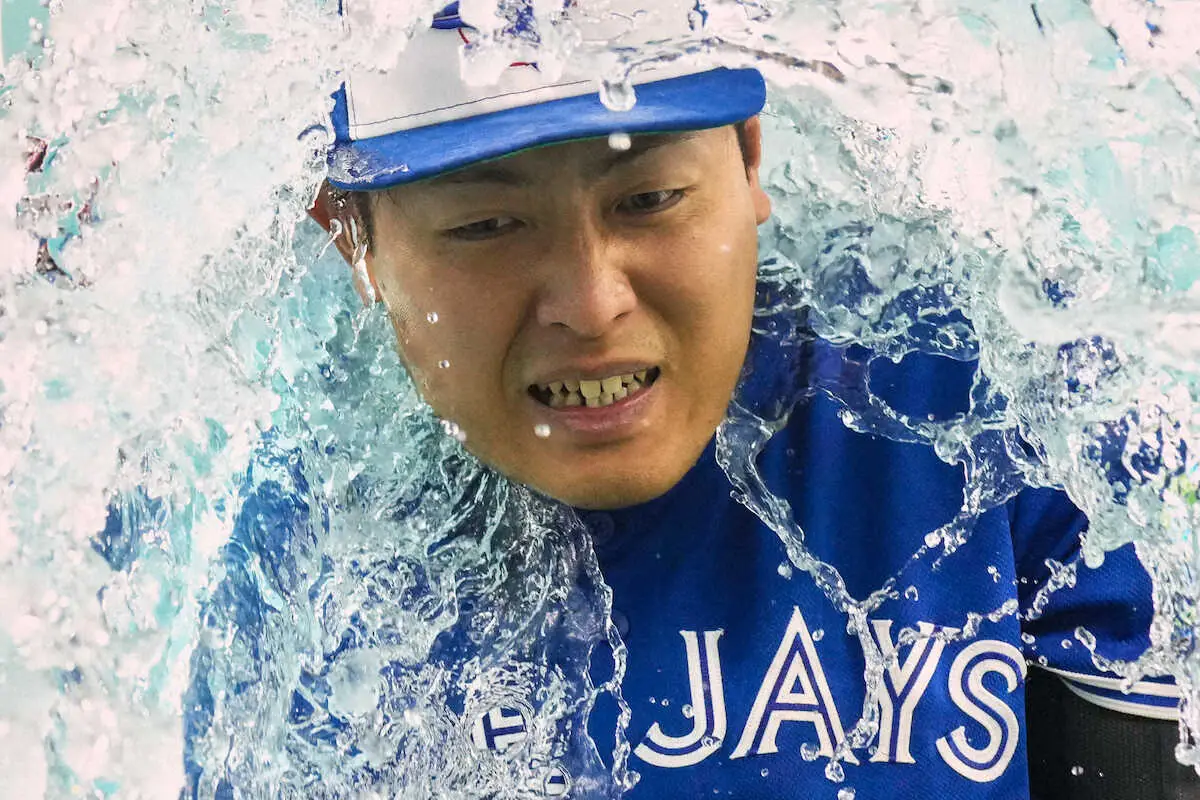 【画像・写真】ブルージェイズ・岡本　2試合連発＆横っ跳び好捕　“ドリンクシャワー”で絶叫