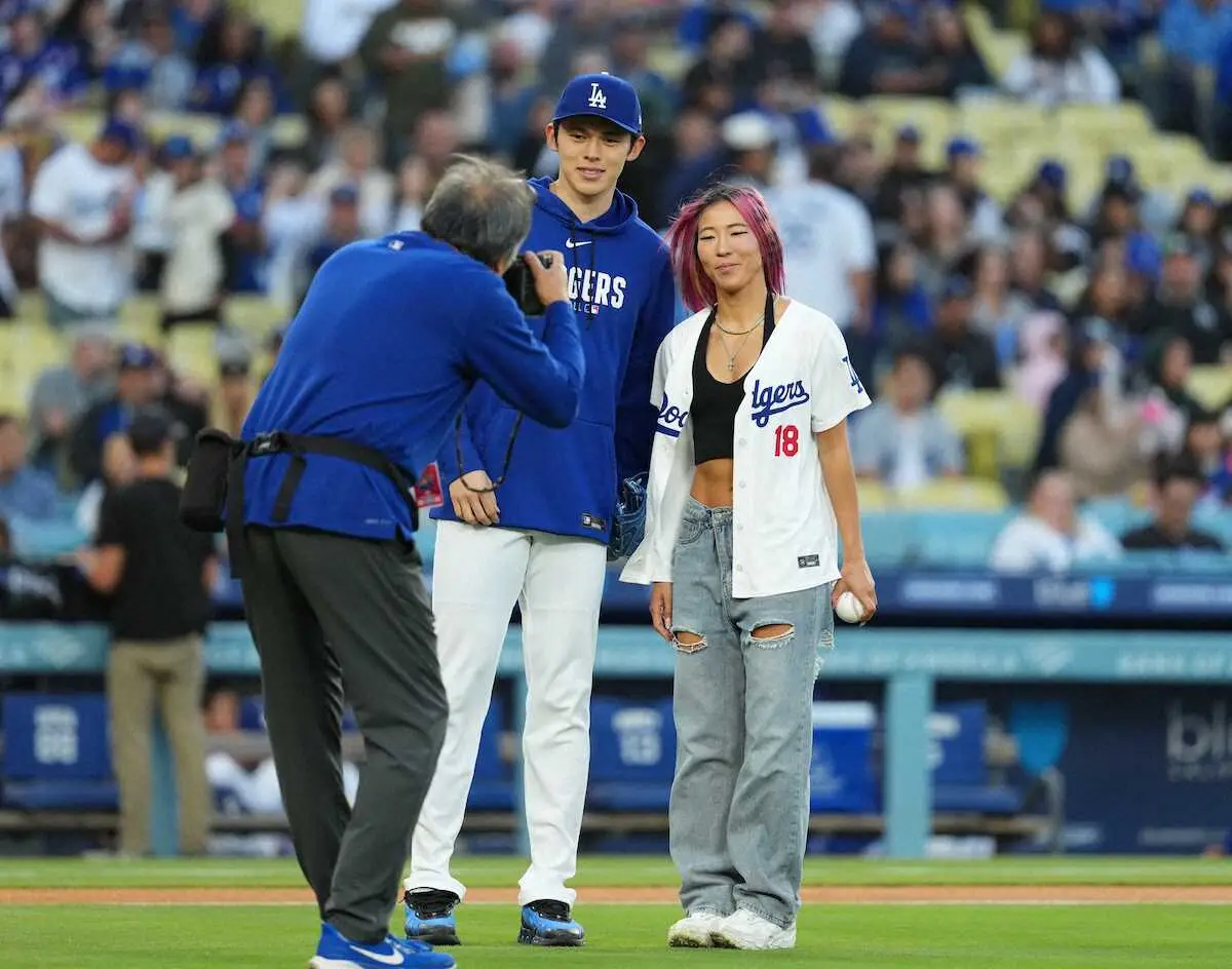 【画像・写真】なでしこジャパン遠藤純がドジャース戦の始球式　リフティングから朗希にノーバン投球