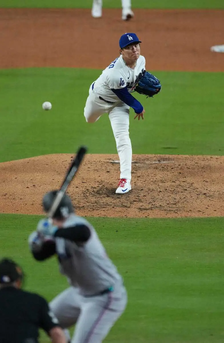 【画像・写真】＜ドジャース・マーリンズ＞4回、ヒックスを空振り三振にしとめる山本（撮影・沢田　明徳）　　