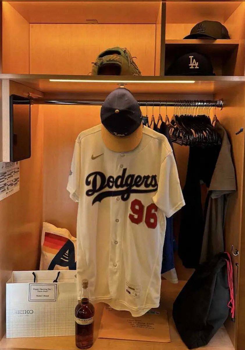 【画像・写真】ナックが自身のインスタグラムに投稿した大谷から贈られた腕時計入り紙袋とロバーツ監督から贈られたウイスキーなどがある（ナックのインスタグラムから）