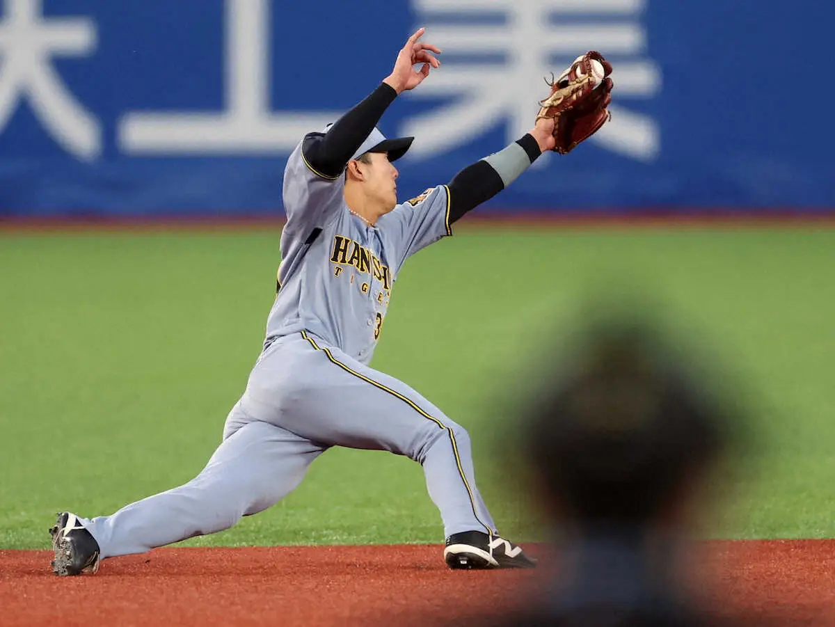【画像・写真】阪神　小幡竜平が“飛んだ”抜ければ先制点献上の当たりをダイビングキャッチで6-4-3併殺完成
