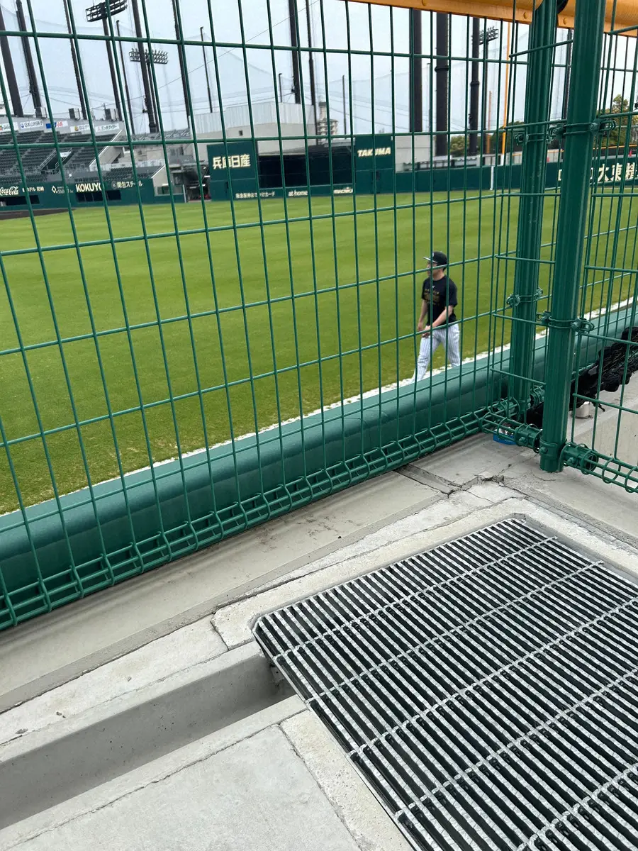 【画像・写真】阪神　石井大智が屋外での歩行練習を開始　2月に左アキレス腱を断裂、今季中の復帰は微妙な状況