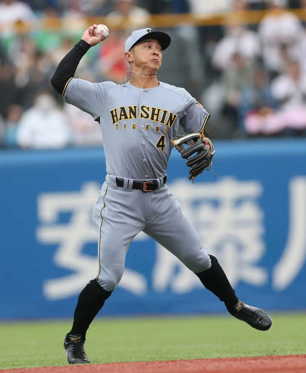 【画像・写真】阪神　先発二塁の熊谷敬宥が2回に超絶美技！二遊間のゴロを逆シングル捕球しジャンピングスロー