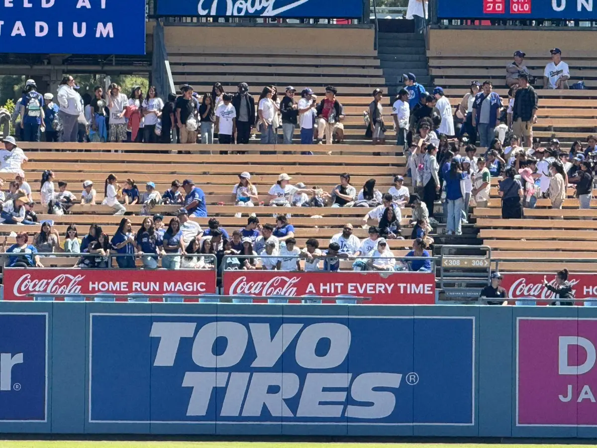 【画像・写真】平日のデーゲームにもかかわらず、試合前から多くの子供たちでにぎわうドジャースタジアムの観客席（撮影・奥田秀樹通信員）