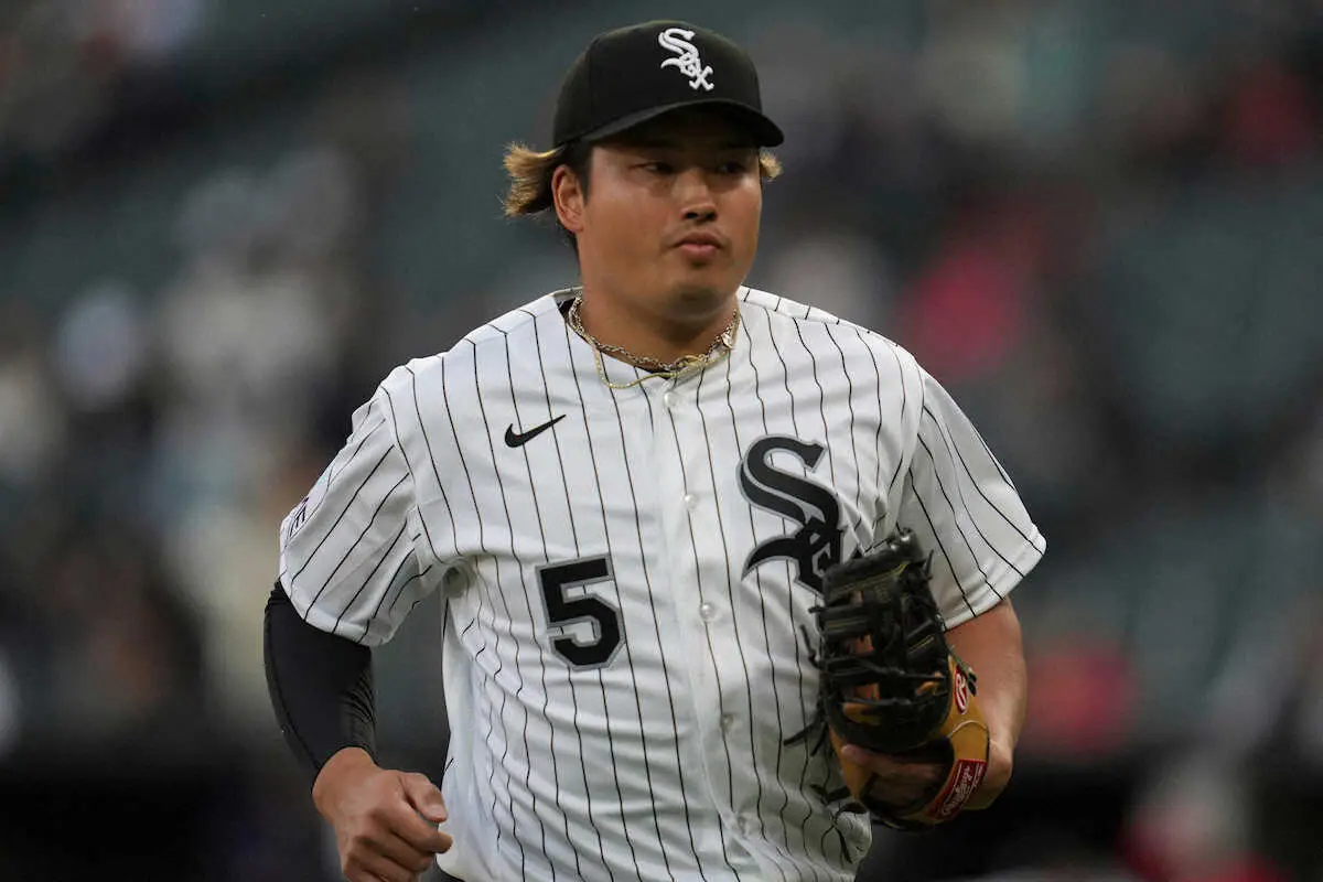 【画像・写真】「笑顔最高！」サヨナラ勝利貢献の村上宗隆がガッツポーズ！移動便に乗り込む写真を球団SNSが公開