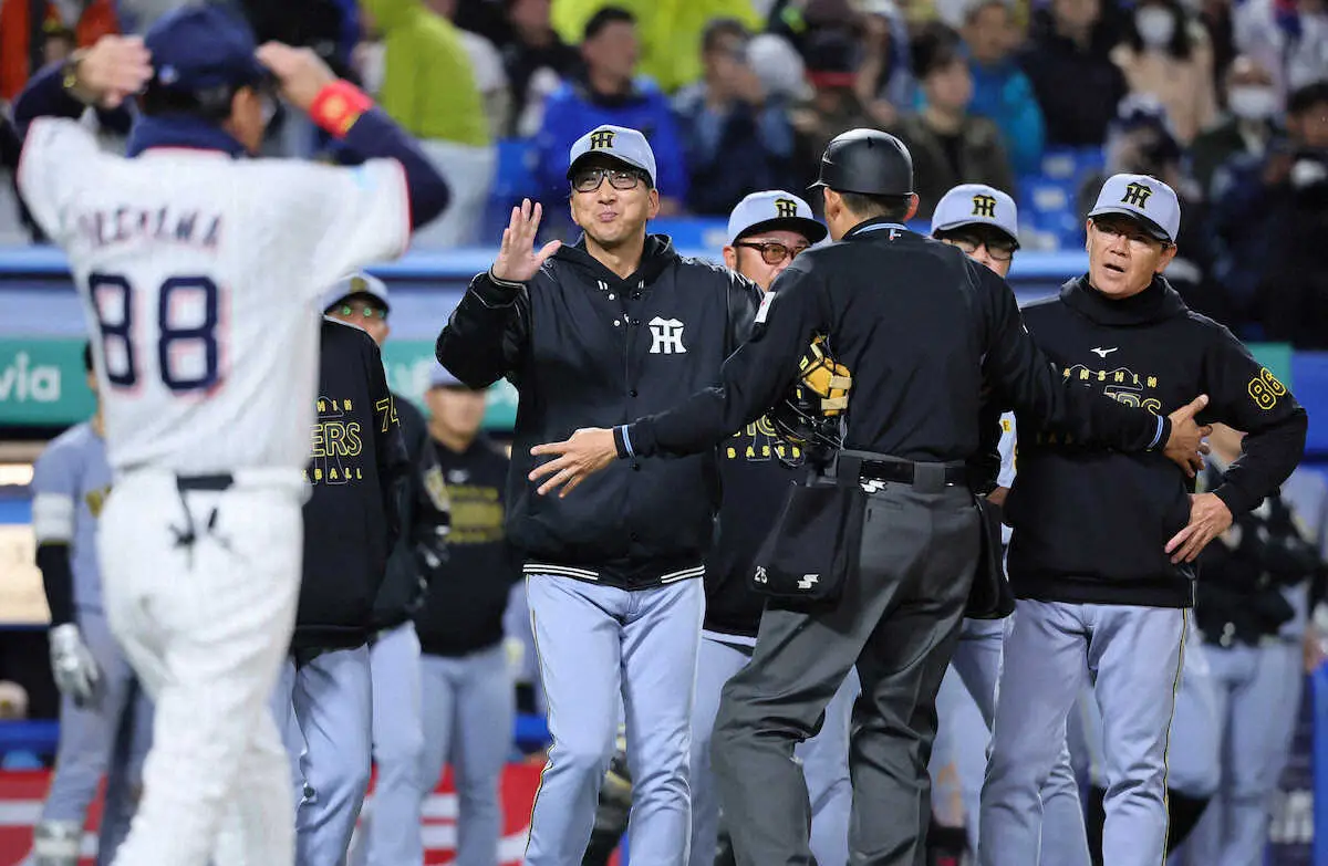 【画像・写真】阪神・藤川球児監督　一触即発…2度もベンチ飛び出し抗議　岡城に死球、森下にも頭部付近へ投げられ