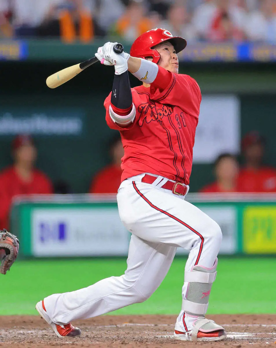 【画像・写真】広島・坂倉将吾　「もっと飛んでると思った」　起死回生逆転V3ランも　“ギリギリ弾”に苦笑い