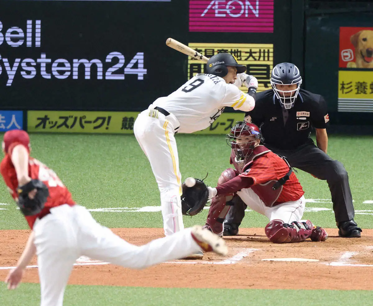 【画像・写真】ソフトバンク　柳田悠岐が右膝死球で激高　苦もんの表情でトレーナーとベンチに下がり途中交代