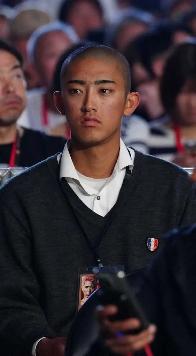 【画像・写真】＜ダブル世界戦＞観戦する横浜高校・織田（撮影・島崎忠彦）