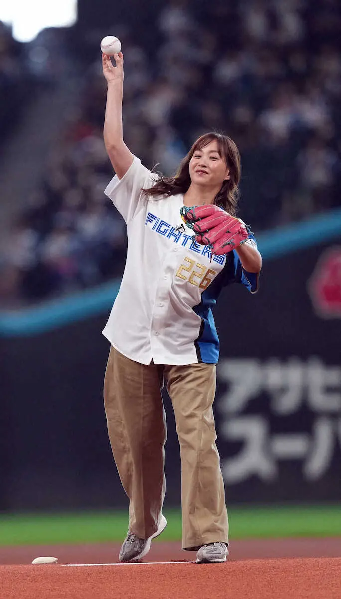 【画像・写真】＜日・オ（8）＞ファーストピッチを行った藤本美貴（撮影・高橋　茂夫）