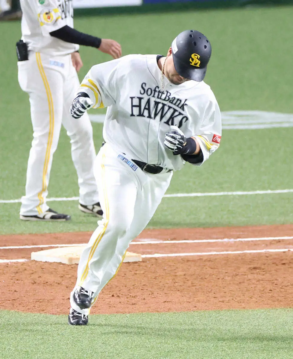 【画像・写真】ソフトバンク・山川穂高がトンネル抜ける会心の一発！　32打席ぶりのヒットが左翼席へ