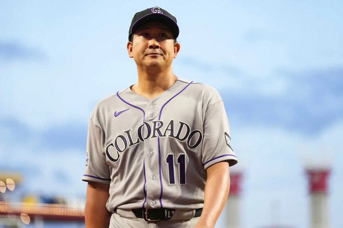 【画像・写真】4月29日（日本時間30日）の試合中に登板後ベンチに向かうロッキーズ・菅野（AP）