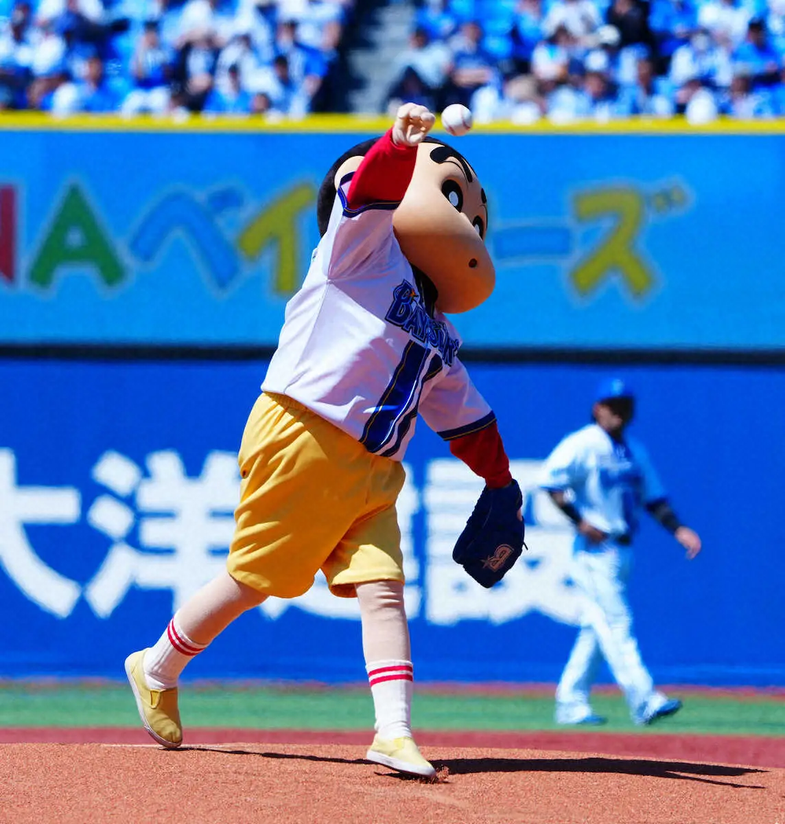 【画像・写真】「クレヨンしんちゃん」コラボでDeNA始球式登場！超変則フォームで大暴投、スタンドは笑いに包まれる