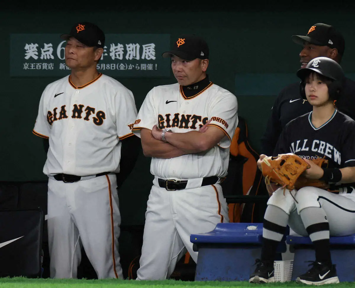 【画像・写真】＜巨・ヤ＞6回、戦況を見つめる阿部監督（中央）（撮影・須田　麻祐子）　　