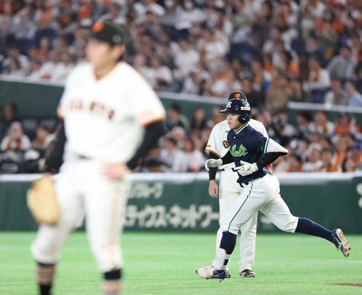 【画像・写真】ヤクルト並木秀尊　巨人ドラ1竹丸からプレーボール弾！「思い切りいきました」　球団では2年連続