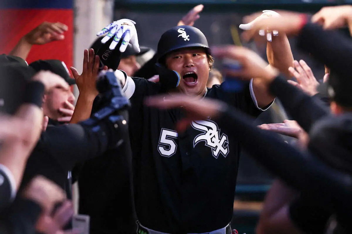 【画像・写真】4日（日本時間5日）の試合で14号本塁打を放ちベンチで迎えられるホワイトソックス・村上（AP）