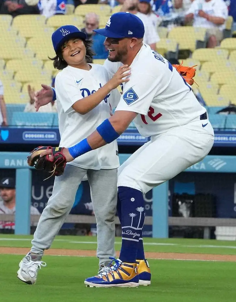 【画像・写真】ロハスが自身「ボブルヘッドデー」に決勝生還！“パパ似”10歳長男が始球式でノーバン投球＆笑顔のハグ