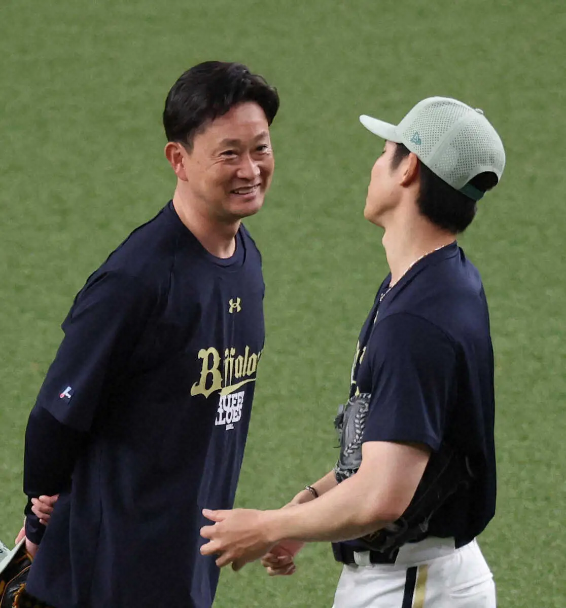 【画像・写真】オリックス岸田監督　母の日は45歳のバースデー　ナインからピンクのタスキとメガネを贈られ必勝出陣