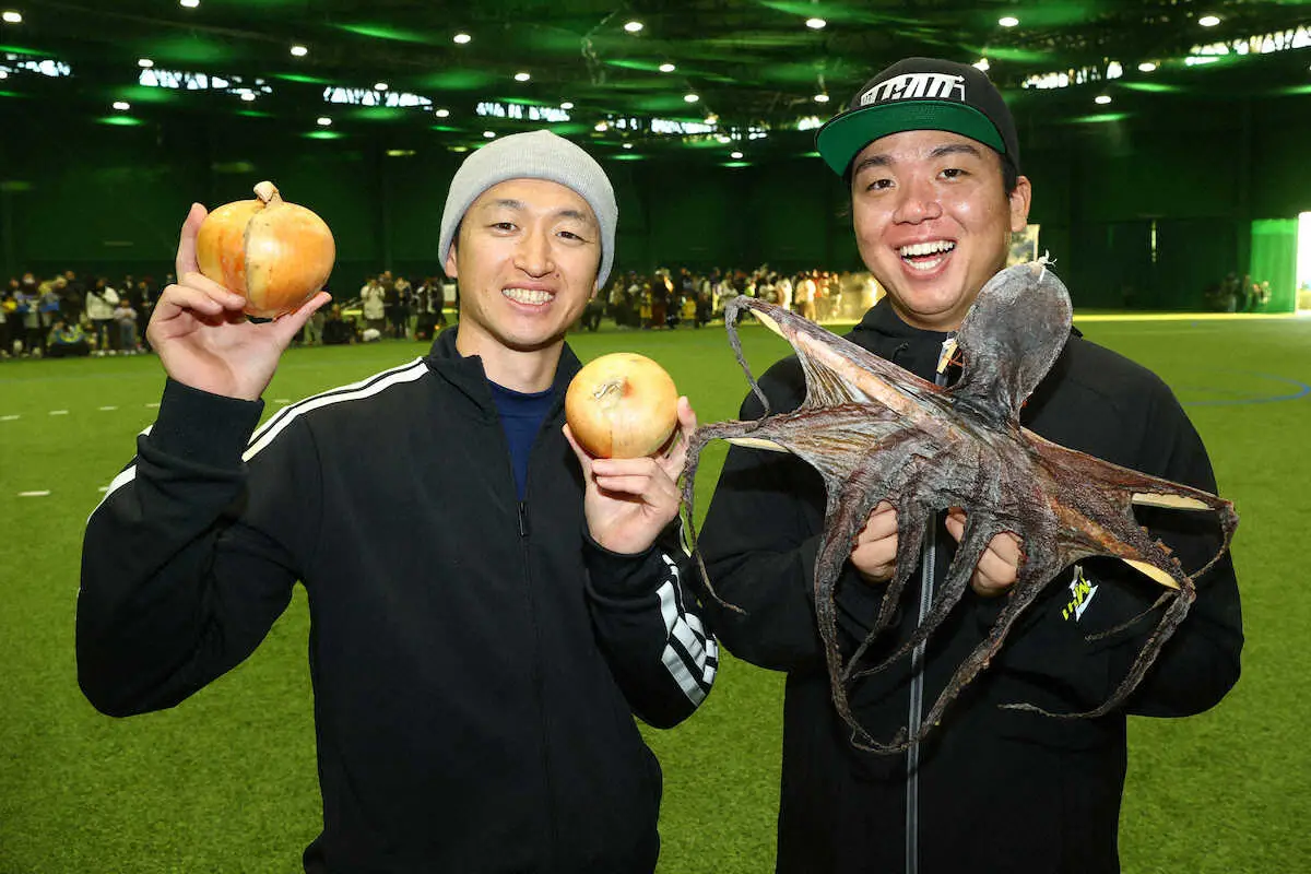 【画像・写真】阪神・村上頌樹　“故郷の先輩”早い復帰の願い込め…愛用の「KOJI打撃用手袋」で打つ
