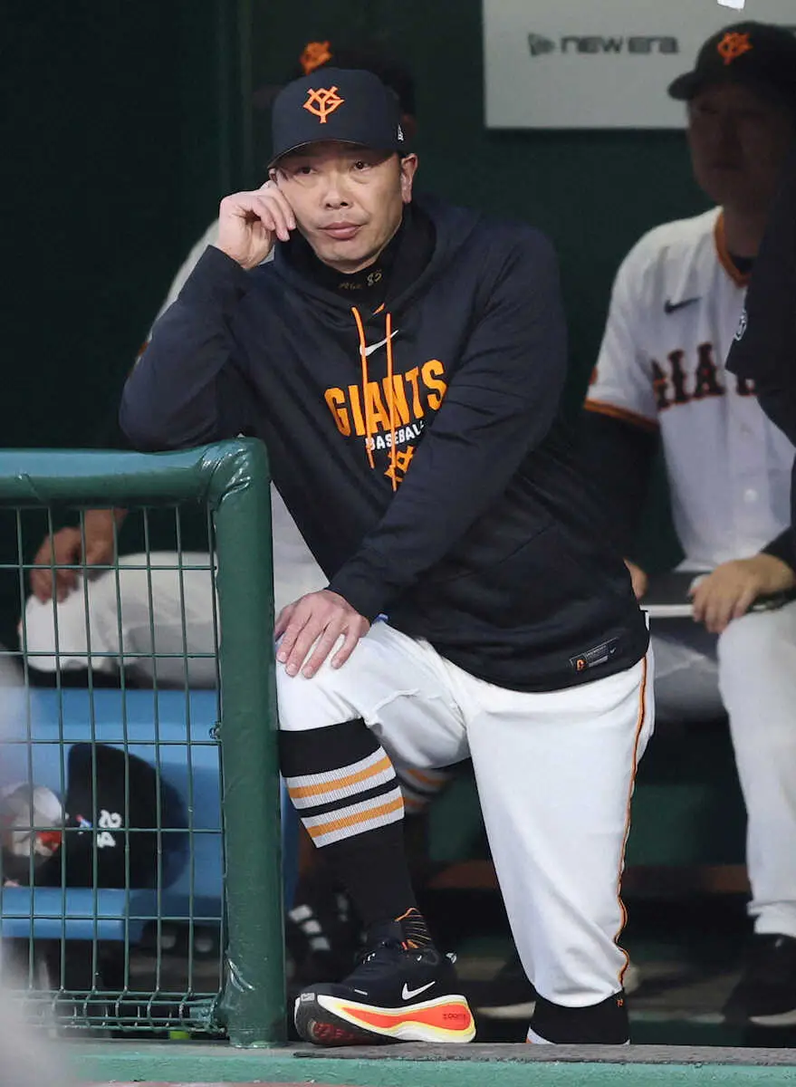 【画像・写真】巨人・阿部監督「やっぱり持ってるな」300号サヨナラ弾の坂本称賛　自身も「興奮して」最前列で大喜び