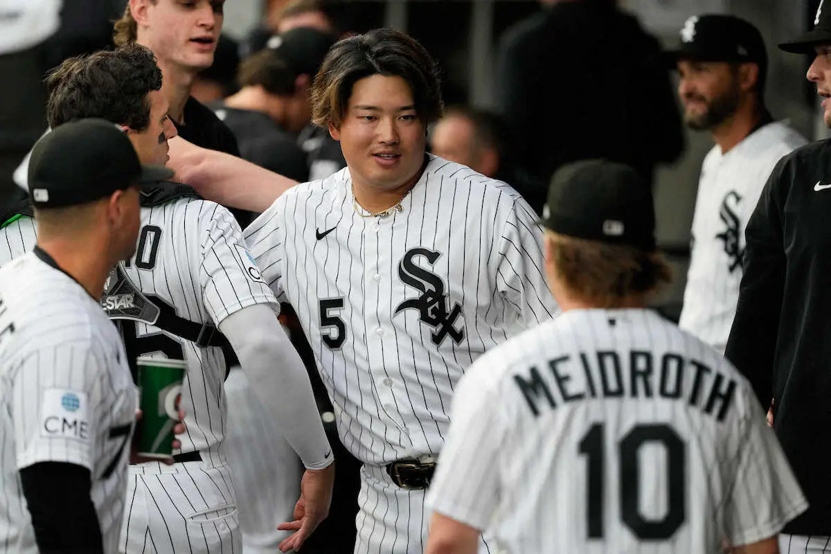 【画像・写真】村上宗隆“2番・一塁”で先発へ　チームは「村神様」Tシャツ着用で今季4度目挑戦の勝率5割到達祈願!?