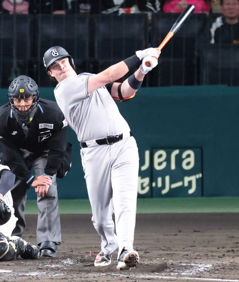 【画像・写真】巨人　ファン選出「HERO　IS　HERE！月間ベストヒーロー賞」3、4月度は竹丸とダルベック！