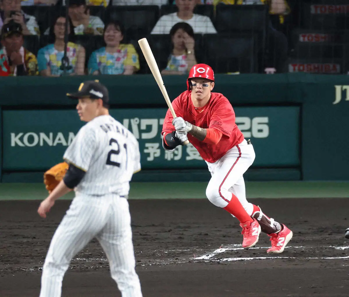 【画像・写真】＜神・広（6）＞　6回、中前適時打を放つ小園　（撮影・亀井　直樹）
