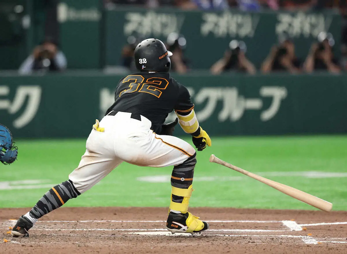【画像・写真】＜巨・D＞7回、浦田のバットがすっぽ抜ける（撮影・須田　麻祐子）　　