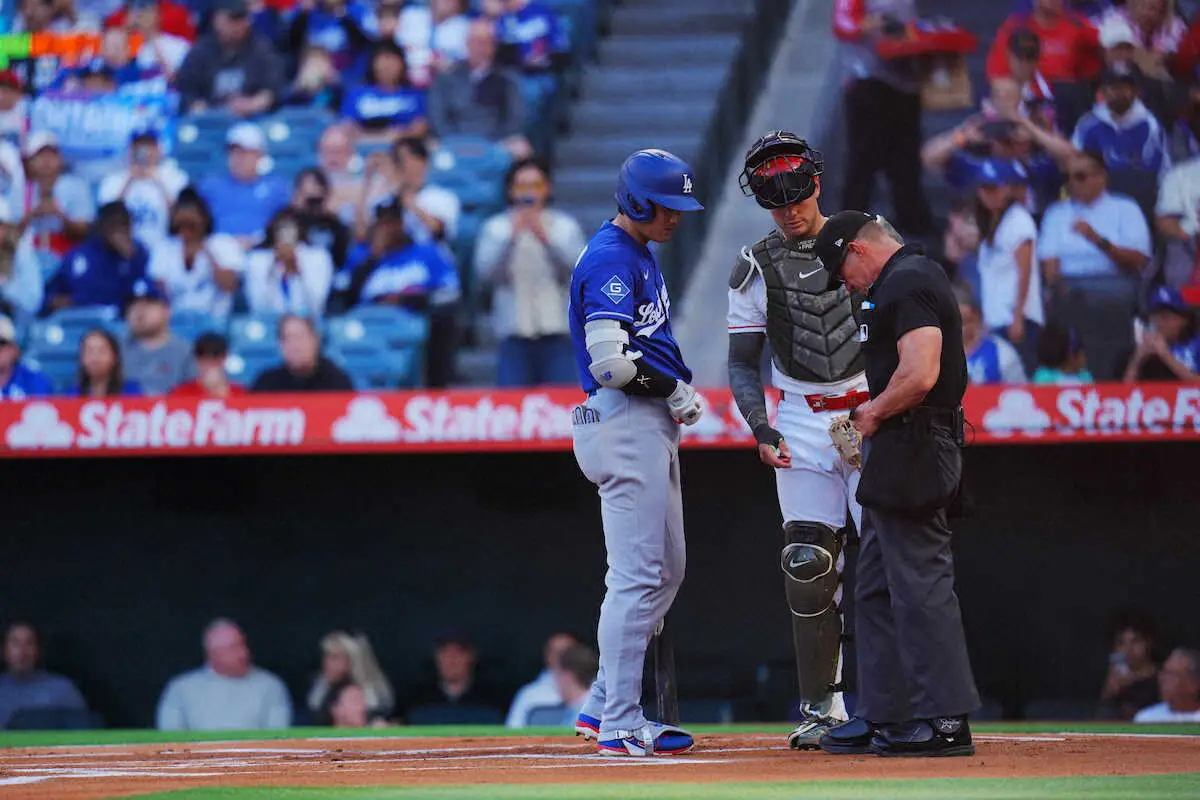 【画像・写真】大谷翔平　満面笑顔で第1打席へ　球審のベルトに不具合、ほのぼのムードで「フリーウエー・シリーズ」開始