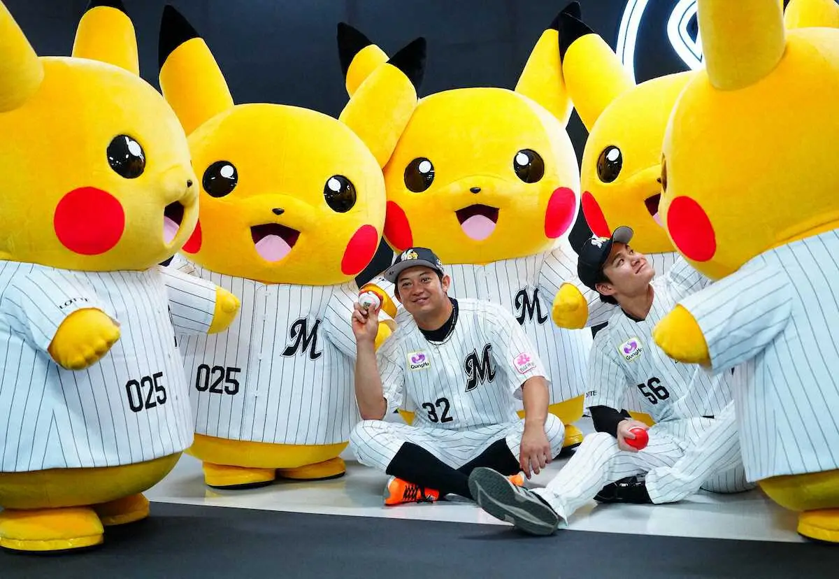 【画像・写真】ロッテ・中森俊介「ポケモンから学ぶことは…」　佐藤とともにピカチュウとフォトセッション