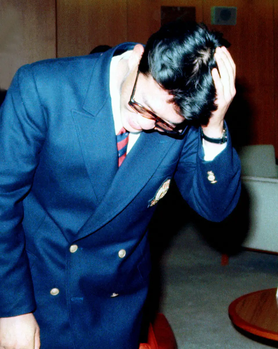 【画像・写真】1987年11月、ドラフト会議で指名されず、皆さんにお手数をおかけしましたと頭をかく立命大・古田