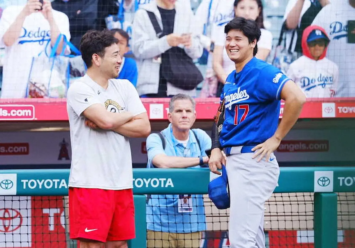 【画像・写真】＜エンゼルス・ドジャース＞試合前、菊池（左）と談笑する大谷（撮影・会津　智海）