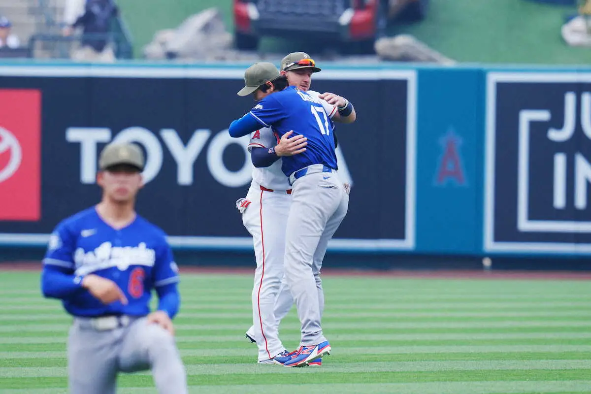 【画像・写真】＜エンゼルス・ドジャース＞試合前、トラウトとハグする大谷（撮影・会津　智海）