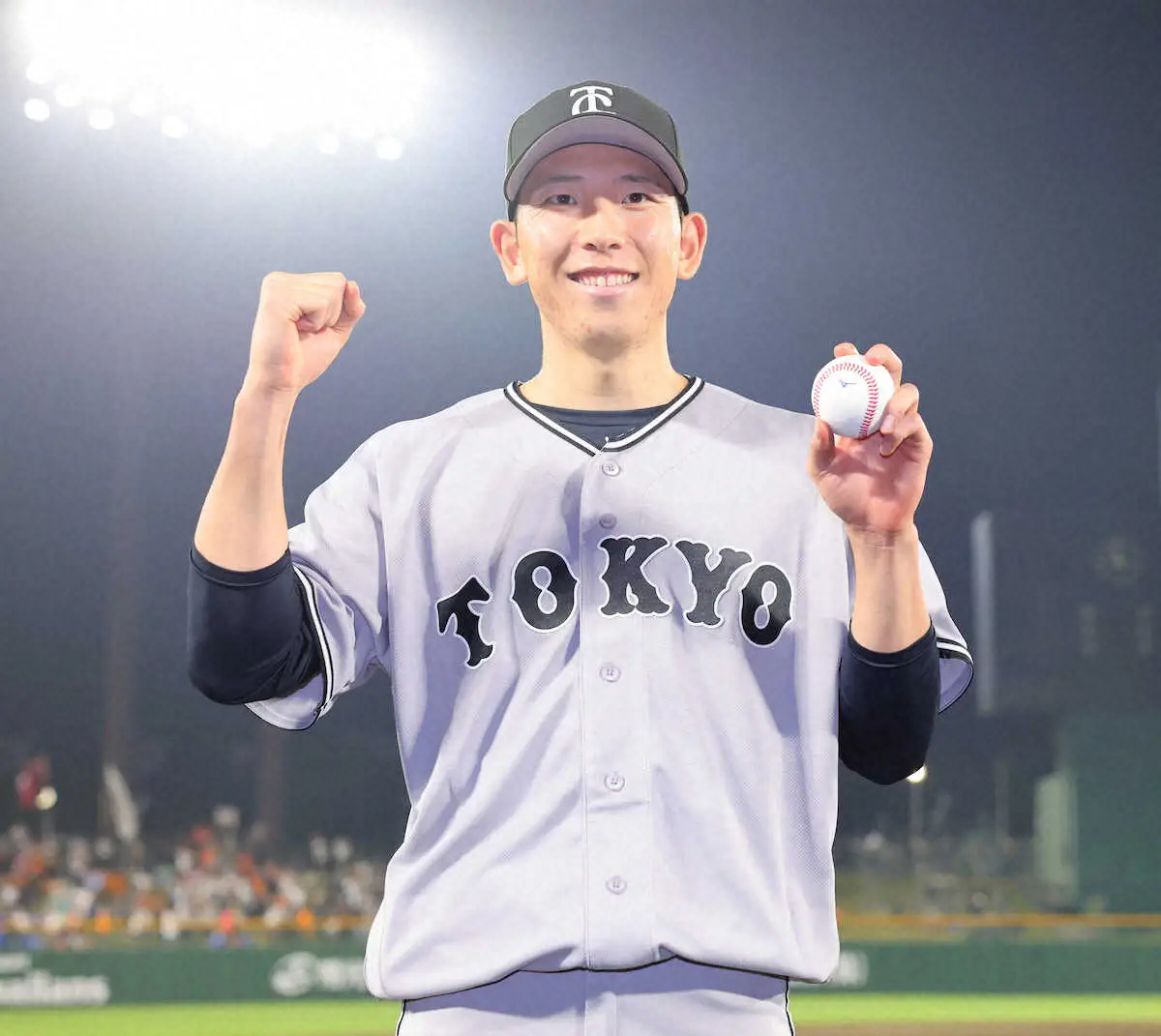 【画像・写真】＜ヤ・巨＞ウイニングボールを手に笑顔の戸郷（撮影・光山　貴大）