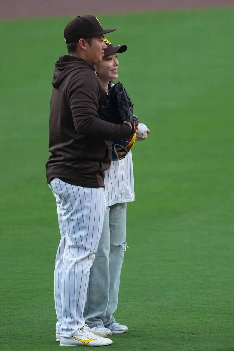 【画像・写真】石川佳純さんが大谷翔平出場のパドレス－ドジャース戦で始球式！左腕からノーバウンド投球