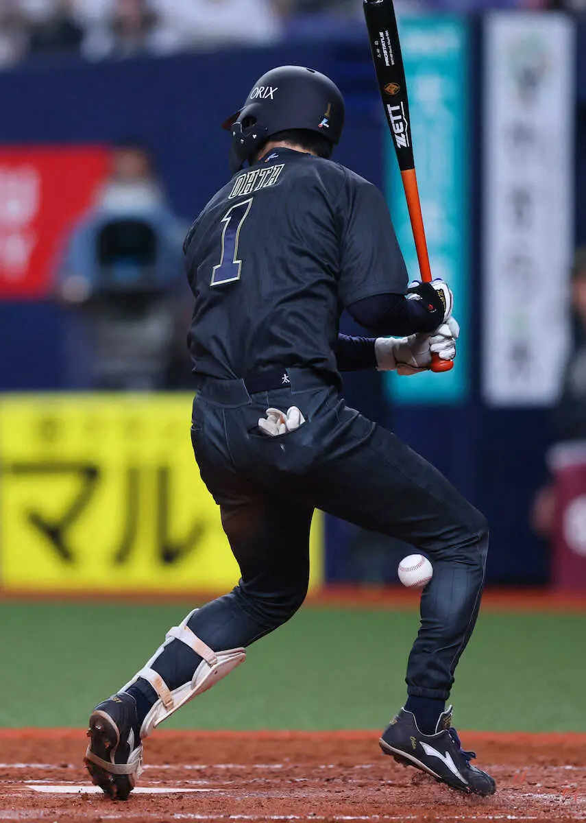 【画像・写真】オリックス・太田椋が負傷交代　右ふくらはぎ付近に死球受け立ち上がれず