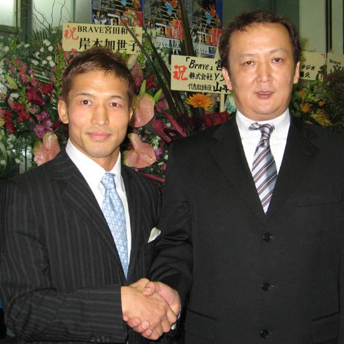 谷川貞治ＦＥＧ代表（右）にフェザー級ＧＰ出場を直訴した宮田和幸