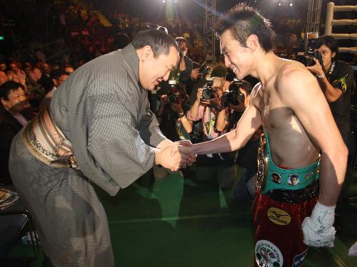 ３度目の防衛に成功した西岡利晃（右）と握手を交わす横綱・朝青龍