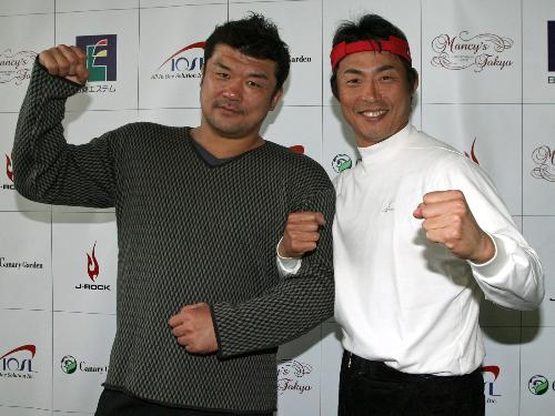 ホールアウトした吉田秀彦（左）は、チャリティーゴルフの発起人仲間、阪神・桧山進次郎と腕を組む