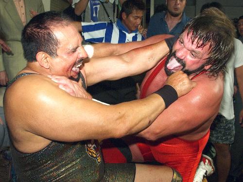 ０３年のＩＷＡジャパン後楽園ホール大会でタイガー・ジェット・シン（左）と激闘を繰り広げるスティーブ・ウィリアムスさん