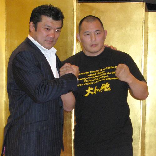 ６年ぶりに復帰するエンセン井上（右）は吉田秀彦とガッチリ握手