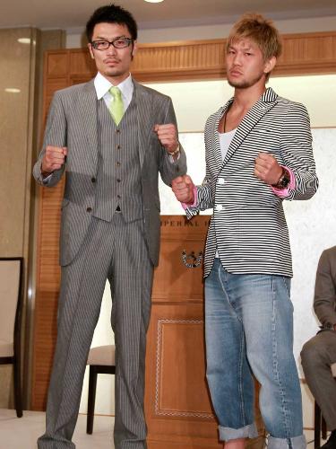 気合の入った表情でファイティングポーズをとる山本優弥（右）と佐藤嘉洋