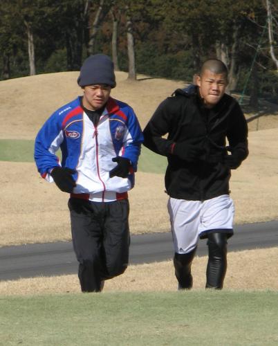 栃木合宿で兄・亀田興毅（右）と走り込む大毅
