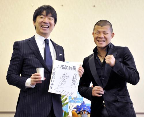 ボクシングで３階級を制覇し、「感動大阪大賞」を授与され笑顔の亀田興毅（右）と橋下大阪府知事