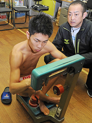 スパーリングを終えた井岡一翔（左）は、父・井岡一法トレーナーが見守る中、計量する